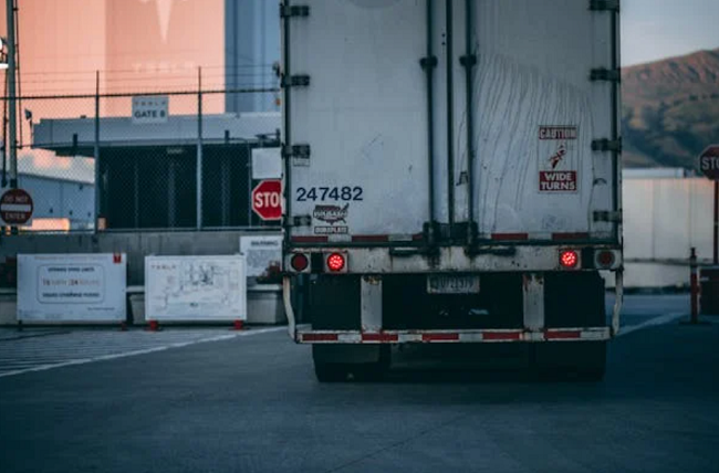 無(wú)論是倉(cāng)庫(kù)還是碼頭,美國(guó)拉貨服務(wù)全程覆蓋