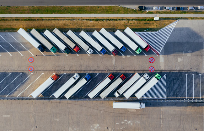 美國(guó)拉貨,車型怎么選?廂車/平板/高欄,匹配您的貨物!